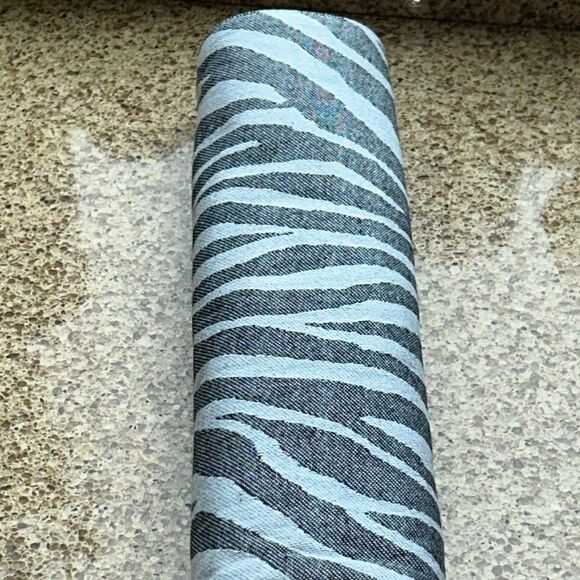 DVFโ4 Target ๐ฏ Zebra ๐ฆ Stripe Table Runner Get Wild! - Picture 13 of 17